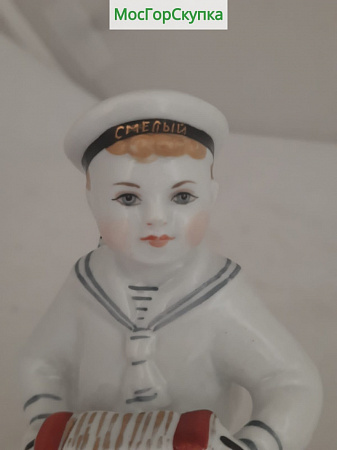 Статуэтка Морячок с гармошкой. Смелый, высота 13 см — ЛФЗ