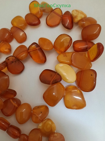Бусы из янтаря весом 62 гр, длина 57 см.