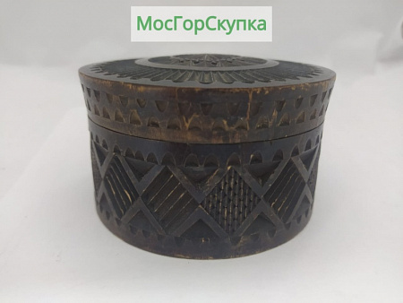 Шкатулка из дерева с резьбой