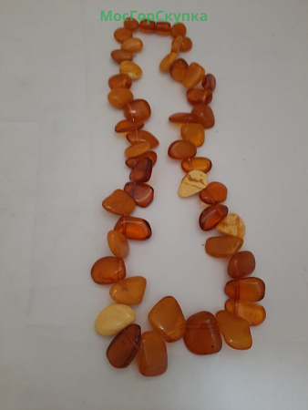 Бусы из янтаря весом 62 гр, длина 57 см.
