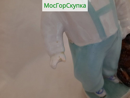 Статуэтка Мальчик с мишкой, высота 20 см — ЛФЗ