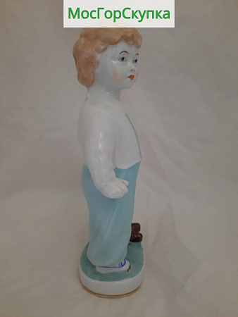 Статуэтка Мальчик с мишкой, высота 20 см — ЛФЗ