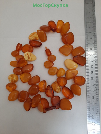 Бусы из янтаря весом 62 гр, длина 57 см.