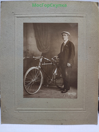 Мужчина с велосипедом 1932 год