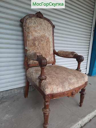 Кресло старинное. Высота 120 см, ширина 60 см