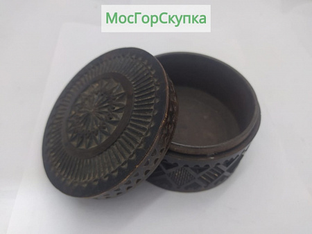 Шкатулка из дерева с резьбой
