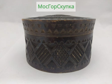 Шкатулка из дерева с резьбой