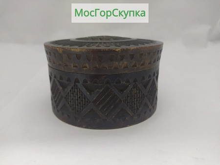 Шкатулка из дерева с резьбой