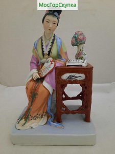 Купить Фарфоровая статуэтка Девушка за столом — 1950-е годы — Китай