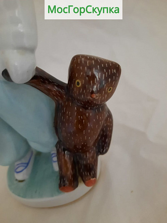 Статуэтка Мальчик с мишкой, высота 20 см — ЛФЗ