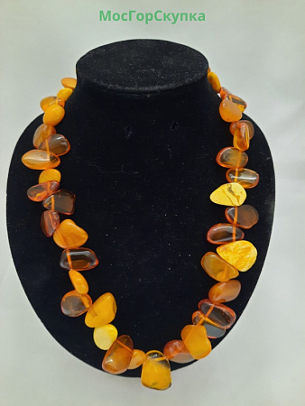 Бусы из янтаря весом 62 гр, длина 57 см.