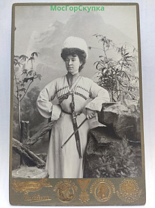 Купить Дама в кавказском наряде с кинжалом