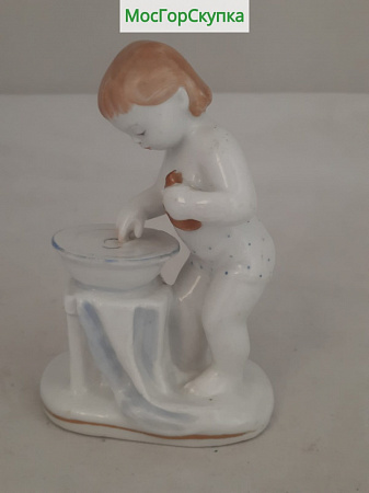 Статуэтка Девочка с тазиком.,высота 9,5 см — ЛФЗ