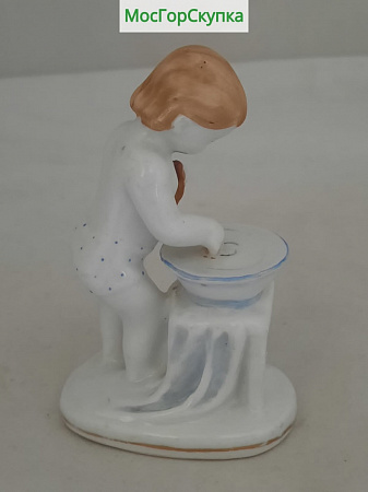Статуэтка Девочка с тазиком.,высота 9,5 см — ЛФЗ