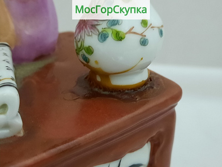 Фарфоровая статуэтка Девушка за столом — 1950-е годы — Китай
